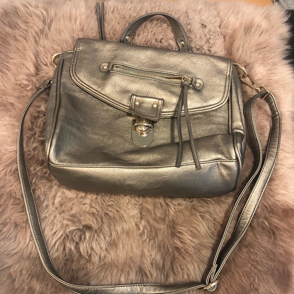 La diva cross body metallic bag new!